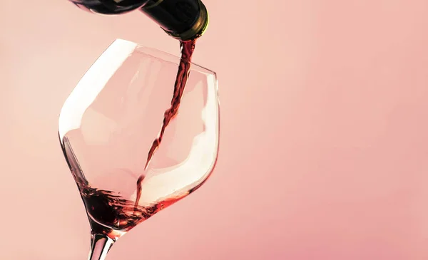 French Dry Red Wine Pours Glass Trendy Pink Background Space — Stock Photo, Image