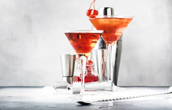 经典的酒精鸡尾酒曼哈顿与波旁 红色苦艾酒 冰和鸡尾酒樱桃在玻璃 灰色酒吧柜台背景 文本的地方 选择性聚焦 — 图库照片