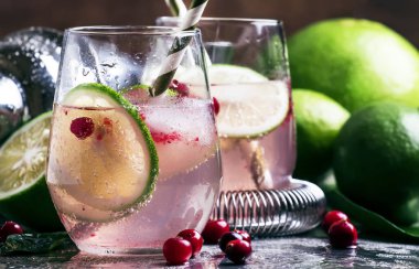 Kireç ve buz, metalik arka plan, seçici odak ile kızılcık limonata