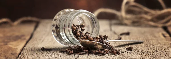 Palitos Clavo Cuchara Plata Frasco Vidrio Fondo Mesa Madera Vieja — Foto de Stock