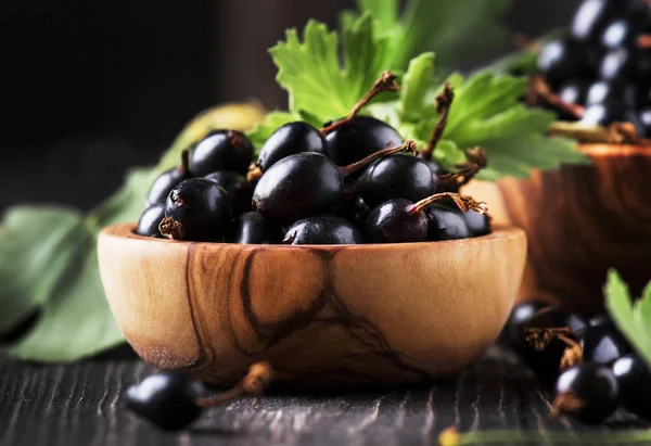 Grosellas Negras Frescas Brillantes Cuencos Madera Cosecha Verano Fondo Mesa — Foto de Stock