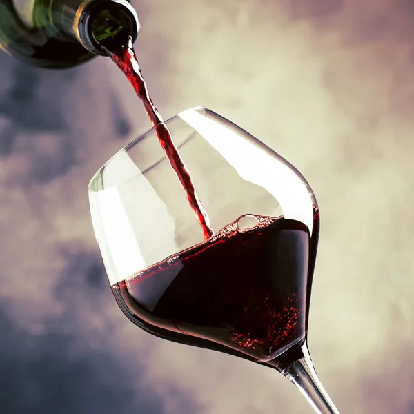 Franse Droge Rode Wijn Giet Glas Grijze Achtergrond Selectieve Aandacht — Stockfoto