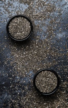 Chia tohum, gri mutfak masa arka plan, üstten görünüm