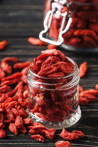 Goji Bessen Glazen Pot Donkere Houten Tafel Selectieve Aandacht — Stockfoto