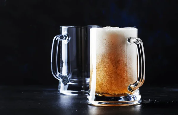 Dos Vasos Cerveza Ligera Alemana Cerveza Vertida Taza Barra Oscura —  Fotos de Stock