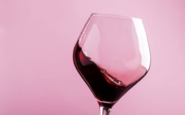 Kuru kırmızı şarap, splash arka planda hareket görüntüde, sığ derinlik-in tarla defocused cam, pembe,