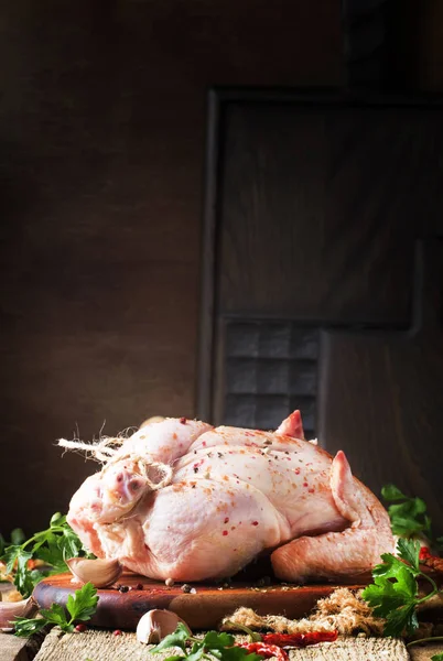 Rauwe Hele Kip Met Kruiden Marinade Voor Koken Oude Houten — Stockfoto