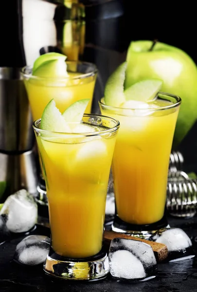 Alcoholische Cocktail Met Vermout Groene Appel Vruchtensap Frisdrank Ijs Zwarte — Stockfoto