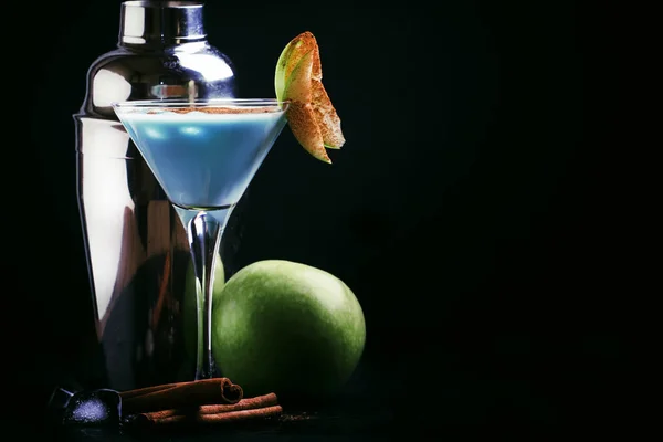 Niebieskie Koktajle Likierami Śmietaną Zielonym Jabłkiem Narzędzia Barowe Czarnym Tle — Zdjęcie stockowe