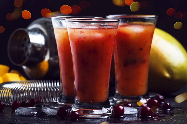 Sommerlich Kühler Alkoholischer Cocktail Mango Likör Und Preiselbeere Auf Schwarzem — Stockfoto