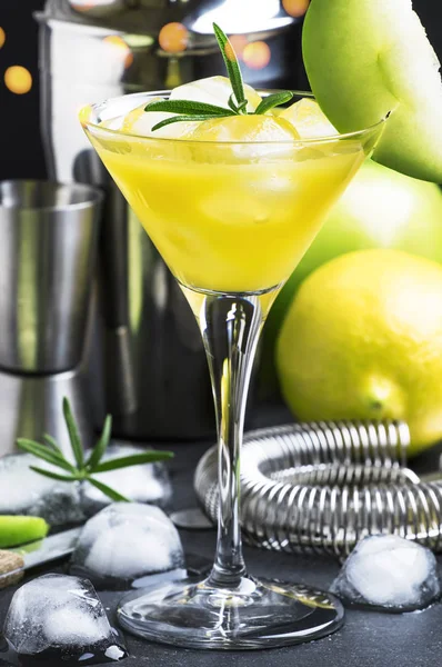 Alcoholische Cocktail Met Vermout Groene Appel Vruchtensap Frisdrank Ijs Zwarte — Stockfoto