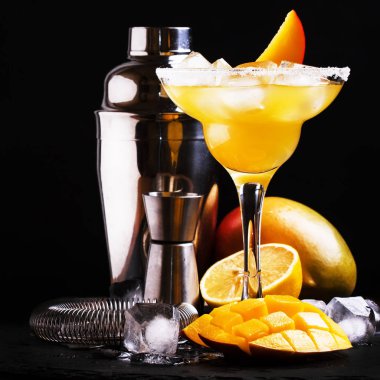 Mango Daiquiri, beyaz rom ile alkollü kokteyl, likör, şurubu, limon suyu, mango ve siyah Bar karşı arka planda buz, kopya alanı, seçici odak