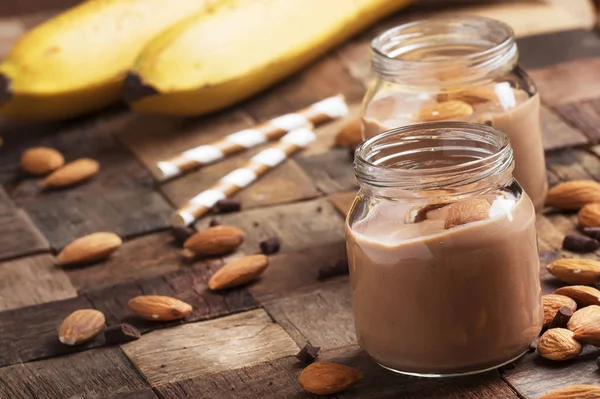 Smoothie Banana Chocolate Com Amêndoas Frascos Vidro Fundo Madeira Vintage — Fotografia de Stock