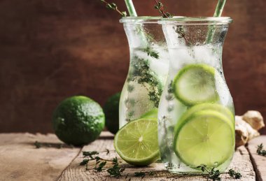 Limonlu zencefilli gazoz, bitkisel soğuk yaz içki kekik ve buz, vintage ahşap masa arka plan, seçici odak ile