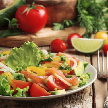 Salata sebze, avokado, karides ve alabalık, omega-3, kaynak ile servis tabağı, ahşap mutfak masasında, seçici odak