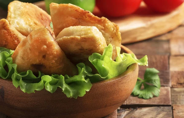 Tortas Fritas Caseiras Com Carne Uma Tigela Fundo Madeira Vintage — Fotografia de Stock