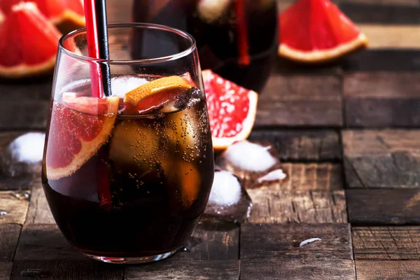Alkoholos Koktél Cola Grapefruit Jég Sötét Háttér Szelektív Összpontosít — Stock Fotó