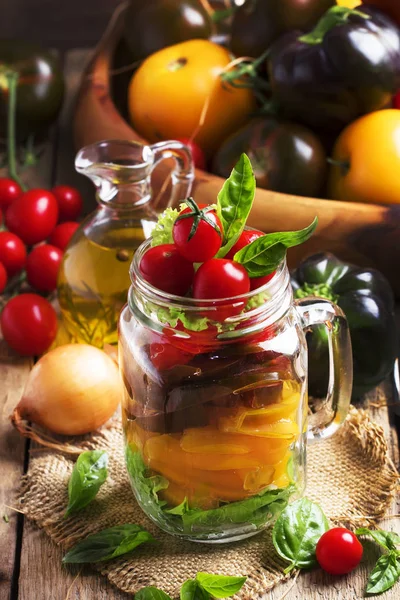 Veganes Salatglas Mit Gelben Schwarzen Und Roten Kirschtomaten Mit Paprika — Stockfoto