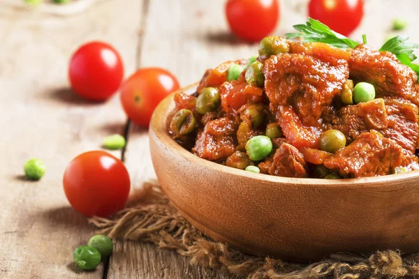 Ragout Com Carne Bovina Cenouras Ervilhas Tomates Verdes Fundo Madeira — Fotografia de Stock