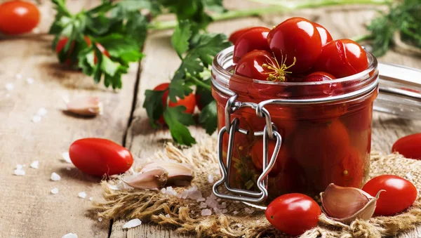 Pomodori Ciliegini Rossi Sottaceto Vaso Vetro Sul Vecchio Sfondo Del — Foto Stock