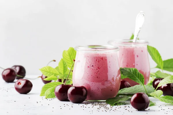 Batidos Cereza Rosa Con Semillas Bayas Rojas Chía Frescas Hojas —  Fotos de Stock