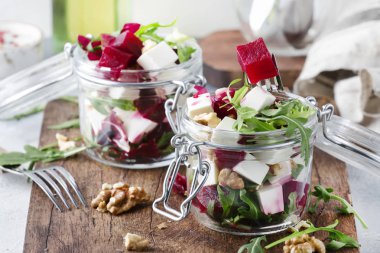 Roka, Keçi peynir ve fındık, trendy salata kavanoz, gri mutfak masa artalanını, seçici odak pancar salatası
