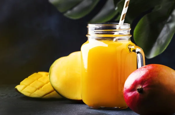 Vers Vers Mango Sap Grote Glazen Pot Met Vers Fruit — Stockfoto