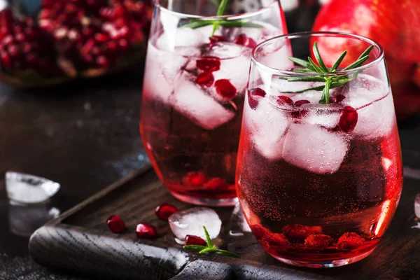 Coquetel Vermelho Com Vodka Fria Suco Romã Cubos Gelo Alecrim — Fotografia de Stock