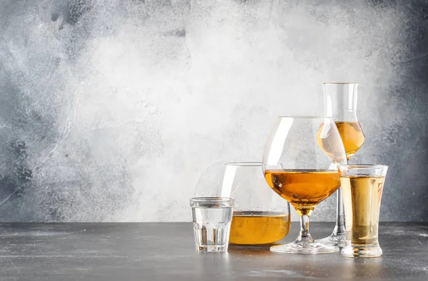 Set Bevande Alcoliche Forti Liquori Bicchieri Assortimento Vodka Cognac Tequila — Foto Stock