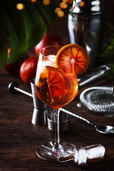 Aperol Spritz Cocktail Grande Bicchiere Vino Con Fette Arancia Bevanda — Foto Stock