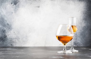 Votka, konyak, Brandy ve viski, Grappa: çeşitler gözlüklü sert güçlü alkollü içecekler ve ruhlar ayarlayın. Gri çubuk sayaç arka plan, seçici odak, kopya alanı