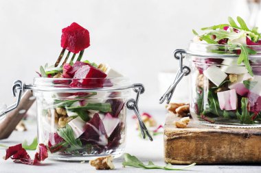 Roka, Keçi peynir ve fındık, trendy salata kavanoz, gri mutfak masa artalanını, seçici odak pancar salatası