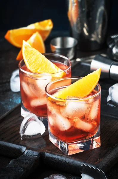 Cocktail Alcolico Tendenza Negroni Con Gin Secco Vermut Rosso Rosso — Foto Stock