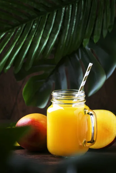 Vers Mango Sap Grote Glazen Pot Met Vers Fruit Rustieke — Stockfoto