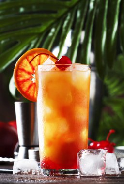 Gümüş tekila, Grenadine şurubu, turuncu ve buz küpleri ile klasik Tequila gündoğumu kokteyl. Barda ahşap bar tezgahı. Yaz ruh kavramı. Seçmeli odak. Boşluk Kopyala