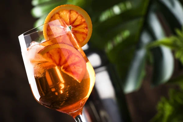 Коктейль Aperol Spritz Великому Винному Келиху Апельсиновими Скибочками Влітку Прохолодний — стокове фото