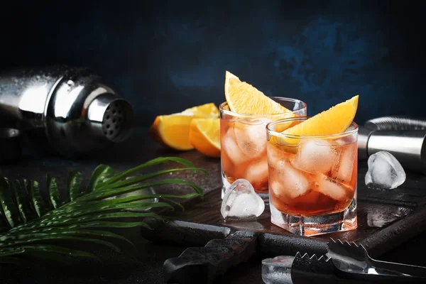 Trendi Alkoholos Koktél Negroni Száraz Gin Vörös Vermut Piros Keserű — Stock Fotó