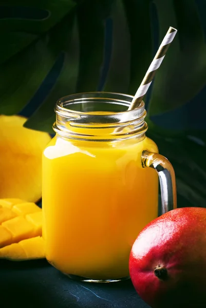 Vers Vers Mango Sap Grote Glazen Pot Met Vers Fruit — Stockfoto