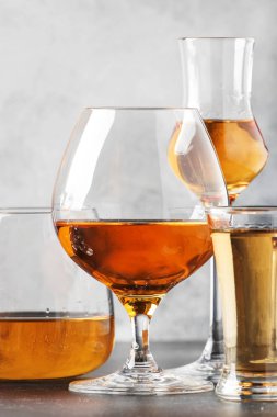 Votka, konyak, tekila, Brandy ve viski, Grappa, likör, vermouth, tentür, ROM: çeşitleri gözlük içinde sert güçlü alkollü içecekler ve ruhlar ayarlayın. Gri çubuk sayaç arka plan, seçici odak, kopya alanı