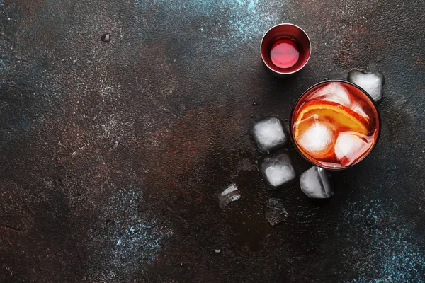 トレンディな飲み物 赤いベルモットと赤苦い オレンジ スライスやアイス キューブとアルコール カクテル ネグローニ バーのカウンターの背景 ツール トップ — ストック写真