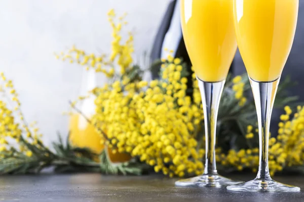 Frühlings Alkohol Cocktail Mimosen Mit Orangensaft Und Kaltem Trockenem Champagner — Stockfoto