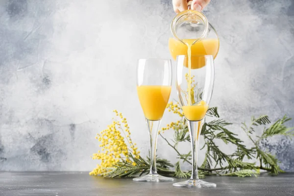 Barista Preparare Cocktail Alcolici Mimosa Con Succo Arancia Champagne Secco — Foto Stock