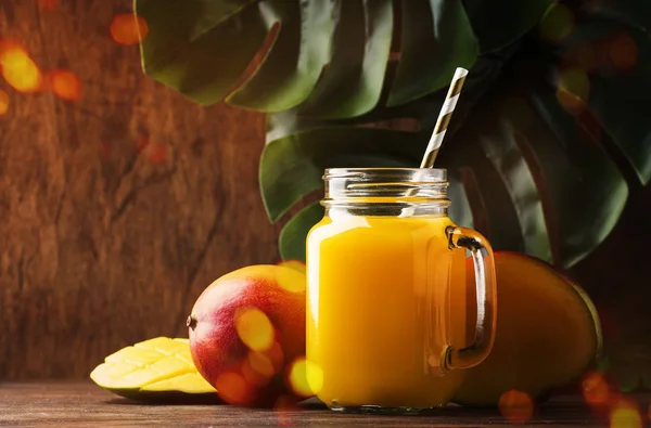 Mango Smoothie Jar Met Vers Fruit Rustieke Houten Achtergrond Kopieerruimte — Stockfoto