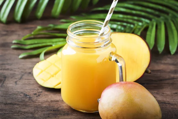 Mango Smoothie Jar Met Vers Fruit Rustieke Houten Achtergrond Kopieerruimte — Stockfoto