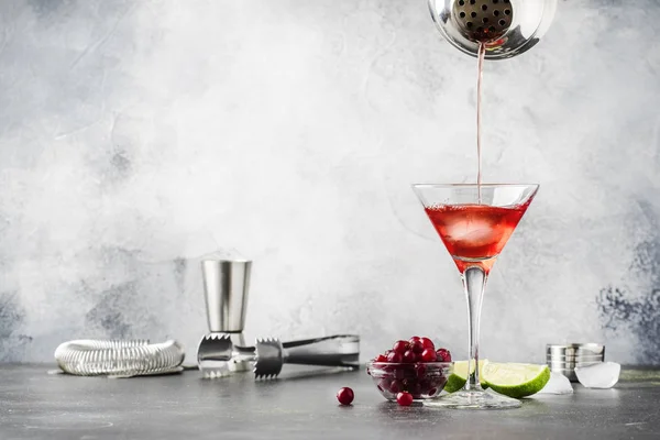 Preparação Coquetel Cosmpolitano Com Vodka Licor Suco Cranberry Limão Gelo — Fotografia de Stock
