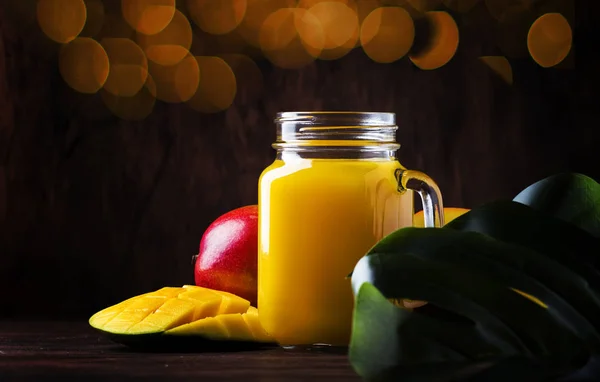 Mango Smoothie Jar Met Vers Fruit Rustieke Houten Achtergrond Kopieerruimte — Stockfoto
