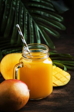 Rustik ahşap arka planda taze meyve ile Mango Smoothie kavanoz, kopya alanı, yaz içeceği kavramı