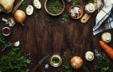 Gıda pişirme çerçevesi arka plan. Sebzeler, baharatlar ve otlar, ahşap mutfak masası arka plan, metin için yer ile yeşil mercimek hazırlamak için Malzemeler. Vegan veya vejetaryen gıda oncept. Üst görünüm, düz yatıyordu 