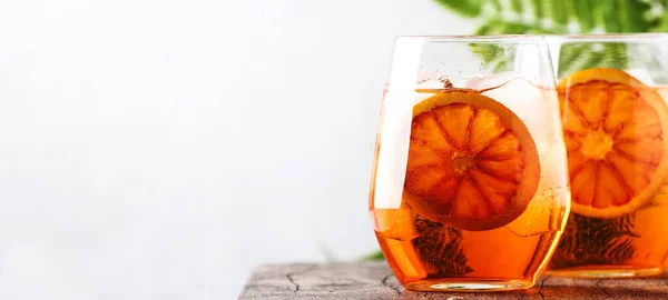 Коктейль Aperol Spritz Склянці Ігристим Вином Лікером Льодом Сицилійським Апельсином — стокове фото