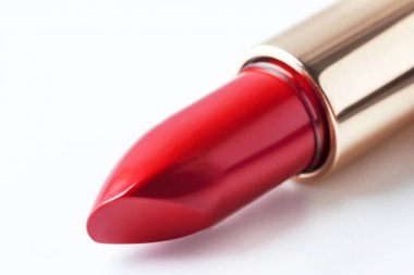 Beyaz arka plan üzerinde kırmızı kırmızı ruj, metin için yer, alan sığ derinliği